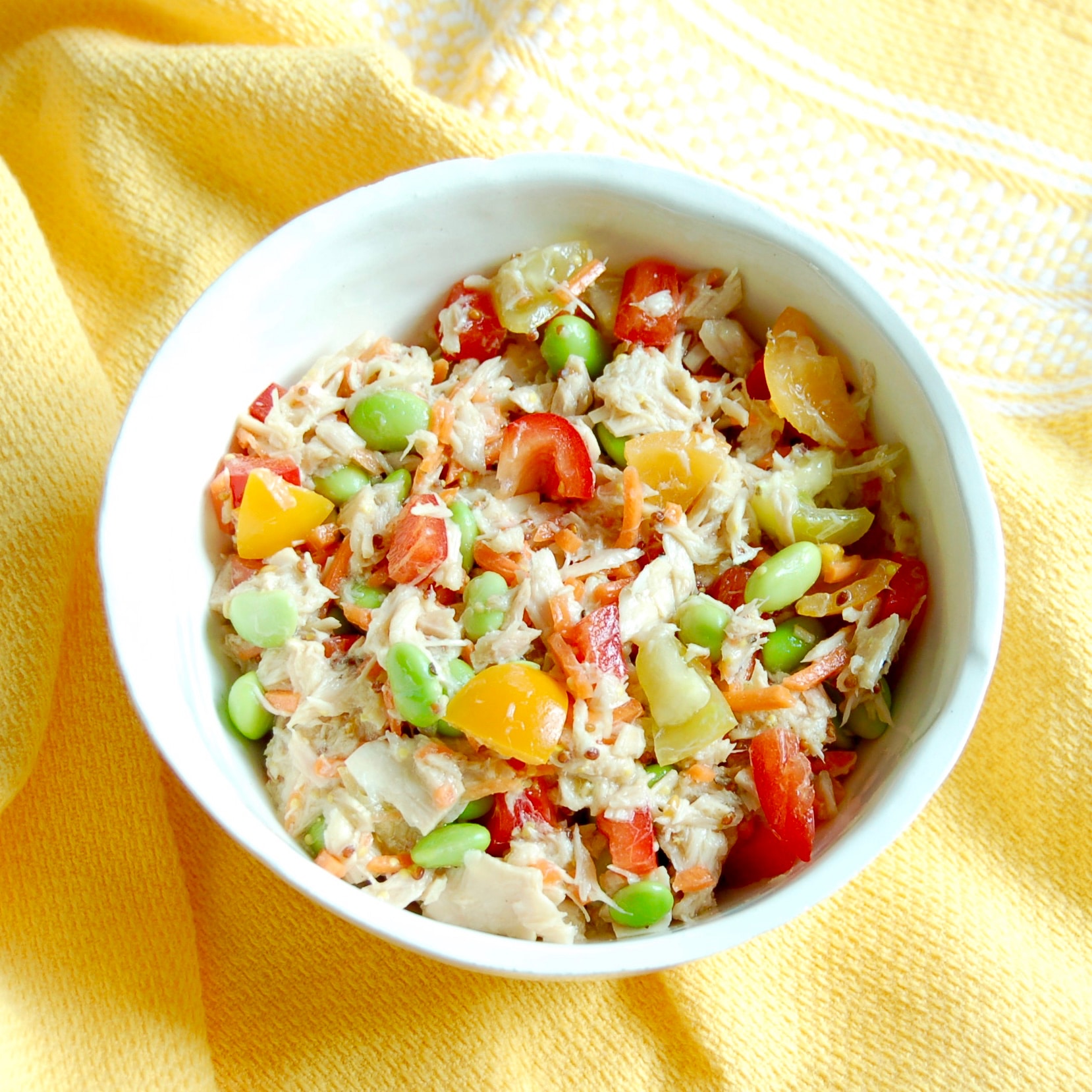 Quick and Easy Tuna Edamame Salad is a healthy, delicious, and balanced lunch the whole family can enjoy. Ready in less than ten minutes, it's perfect for the kids' lunchboxes or over a bed of greens for adults. Recipe via JessicaLevinson.com | #glutenfree #dairyfree #nutfree #eggfree #healthyrecipes #seafood2xWk #tunafish #lunchrecipes #lunchbox