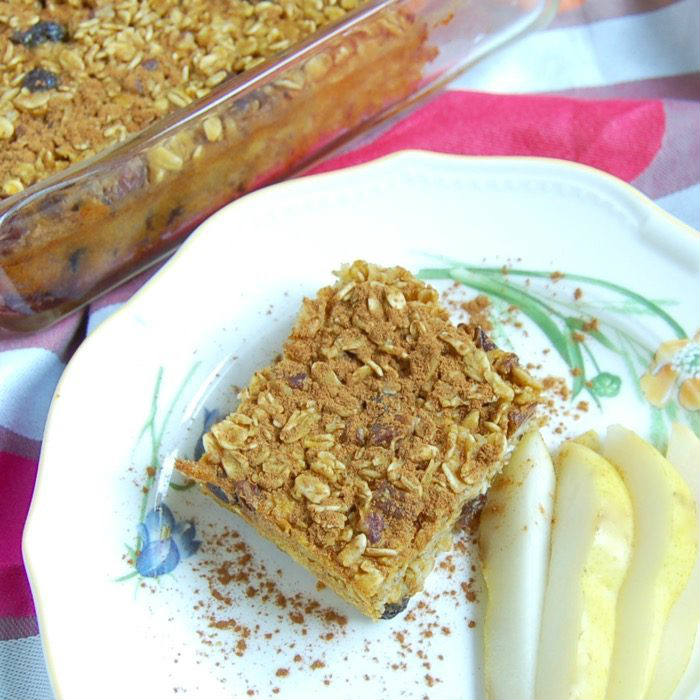Forget about the PSL! A piece of this pumpkin spice baked oatmeal with pecans and raisins is all you need for breakfast this fall! Recipe via JessicaLevinson.com | #PumpkinOatmealRecipe #MakeAheadBreakfast #BakedOatmealRecipe Pumpkin Spice Baked Oatmeal Recipe Overhead